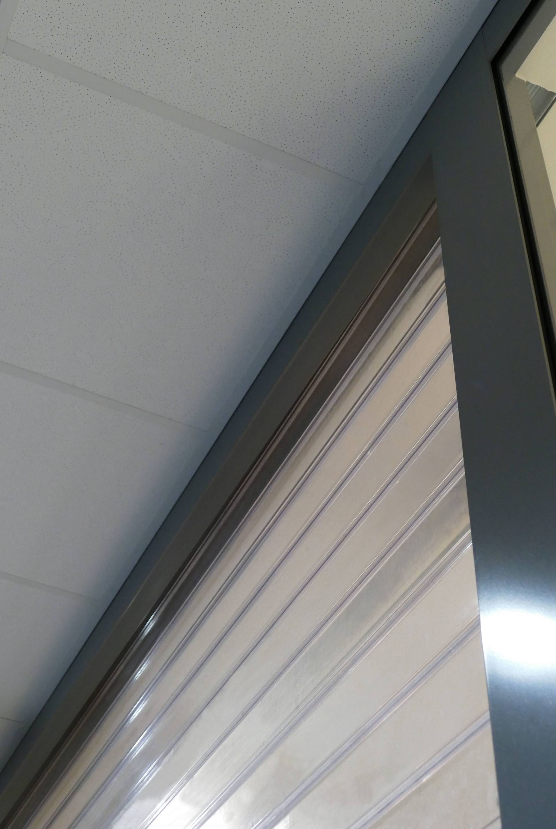 <i class='fas fa-angle-double-right'></i> Der Einbau unserer volltransparenten Rolltore erfolgt mit allergrößter Sorgfalt.