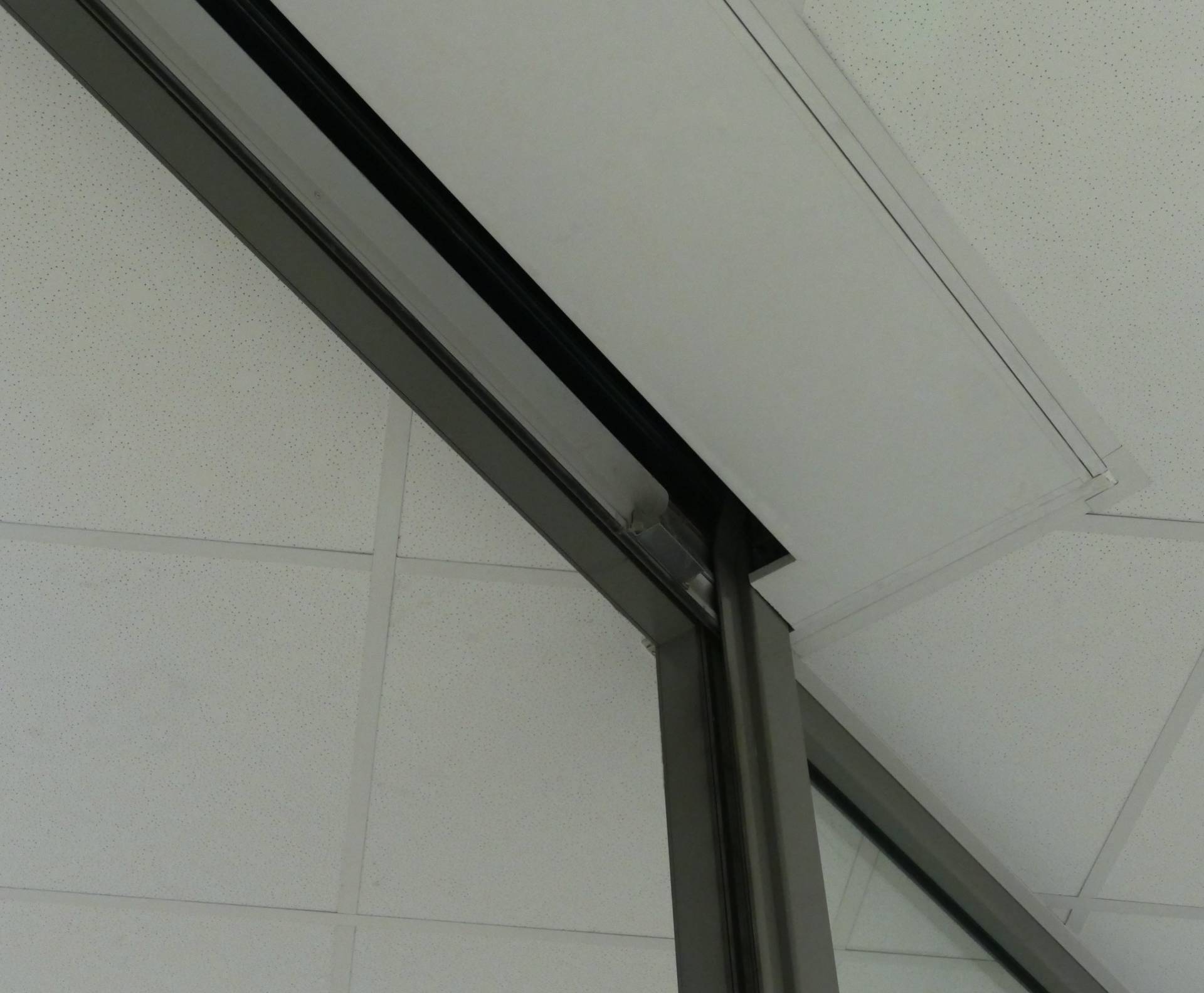 <i class='fas fa-angle-double-right'></i> Die transparenten Polycarbonat-Lamellen werden nach dem Öffnen des Rolltores quasi unsichtbar. Kein sperriger Rolladenkasten, kein sichtbarer, unästhetischer Motor und keine störenden Kabel. Unser volltransparentes Rolltor, mit seinem 230 Volt Welleneinbaumotor, kann enorm raumsparend eingebaut werden. Die Attraktivität der Räumlichkeiten bleibt so bestehen.