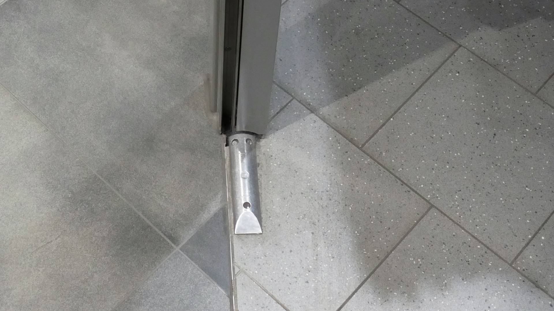 <i class='fas fa-angle-double-right'></i> Der Einbau der limtech-Rolltore gestaltet sich als erfreulich unkompliziert. Jeweils Zwei Stahlleisten, mit integrierter Führungsschiene, werden dezent, jedoch solide am Boden fixiert. Keine große Sache, weil gewusst wie.