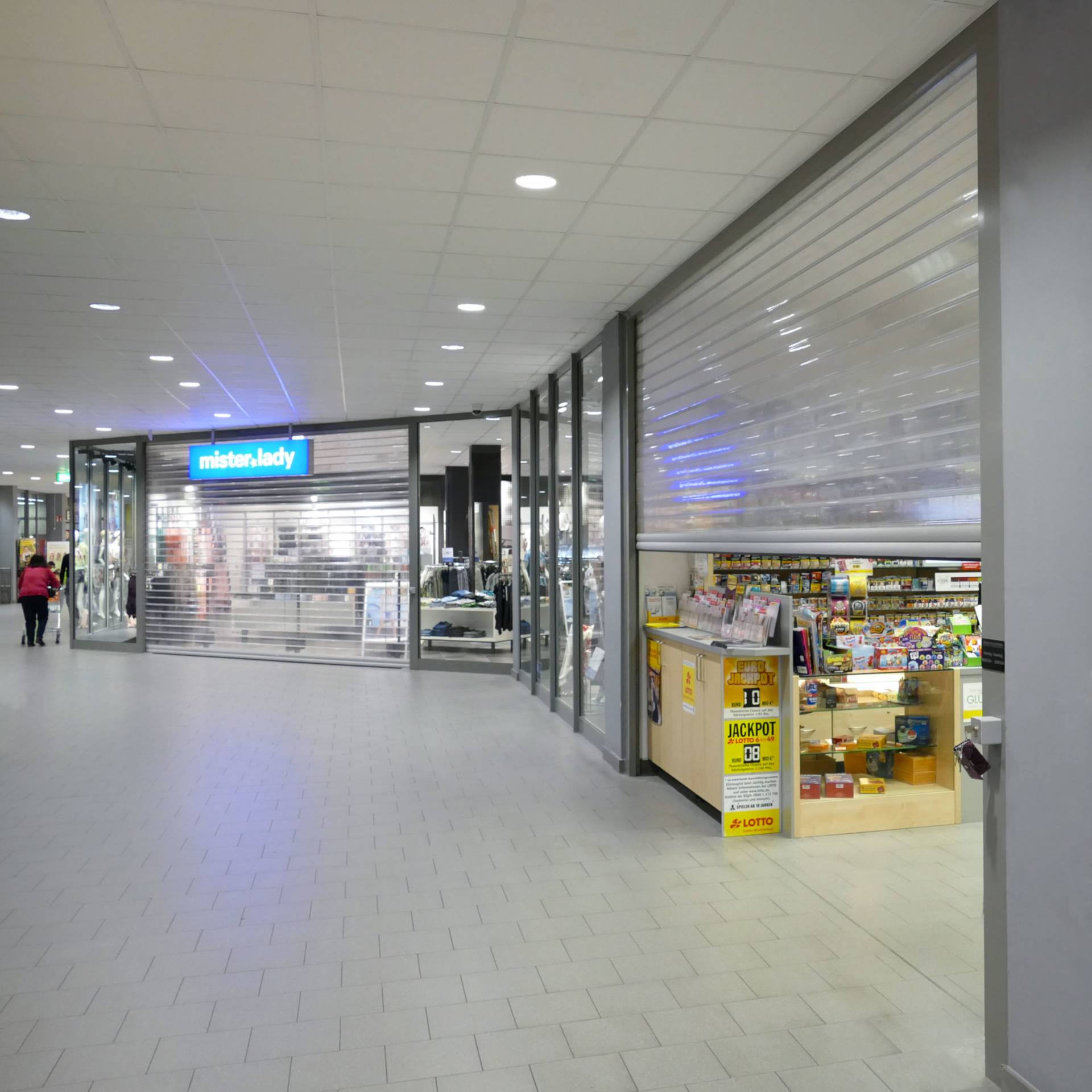 <i class='fas fa-angle-double-right'></i> Der Einbau unserer transparenten Rolltore fügt sich weitläufig und leicht in einen Innenbereich ein. Die Attraktivität und damit verbundene Anziehungskraft eines Ladengeschäftes wird durch Transparenz erhöht. Gute Umsätze stützen unsere Behauptung. Rufen sie uns an!