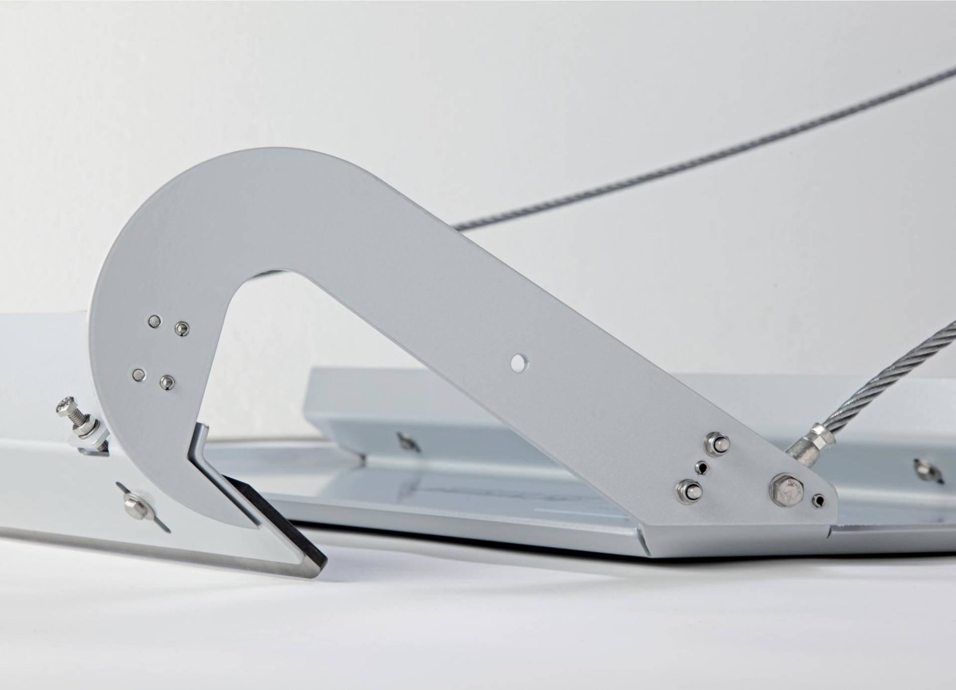 <i class='fas fa-angle-double-right'></i> The sand knife TM2. Its solid, indestructible construction is convincing. High-quality, hot-dip galvanised steel promises an unlimited lifespan. The TM2, a purchase that every tennis club should afford.